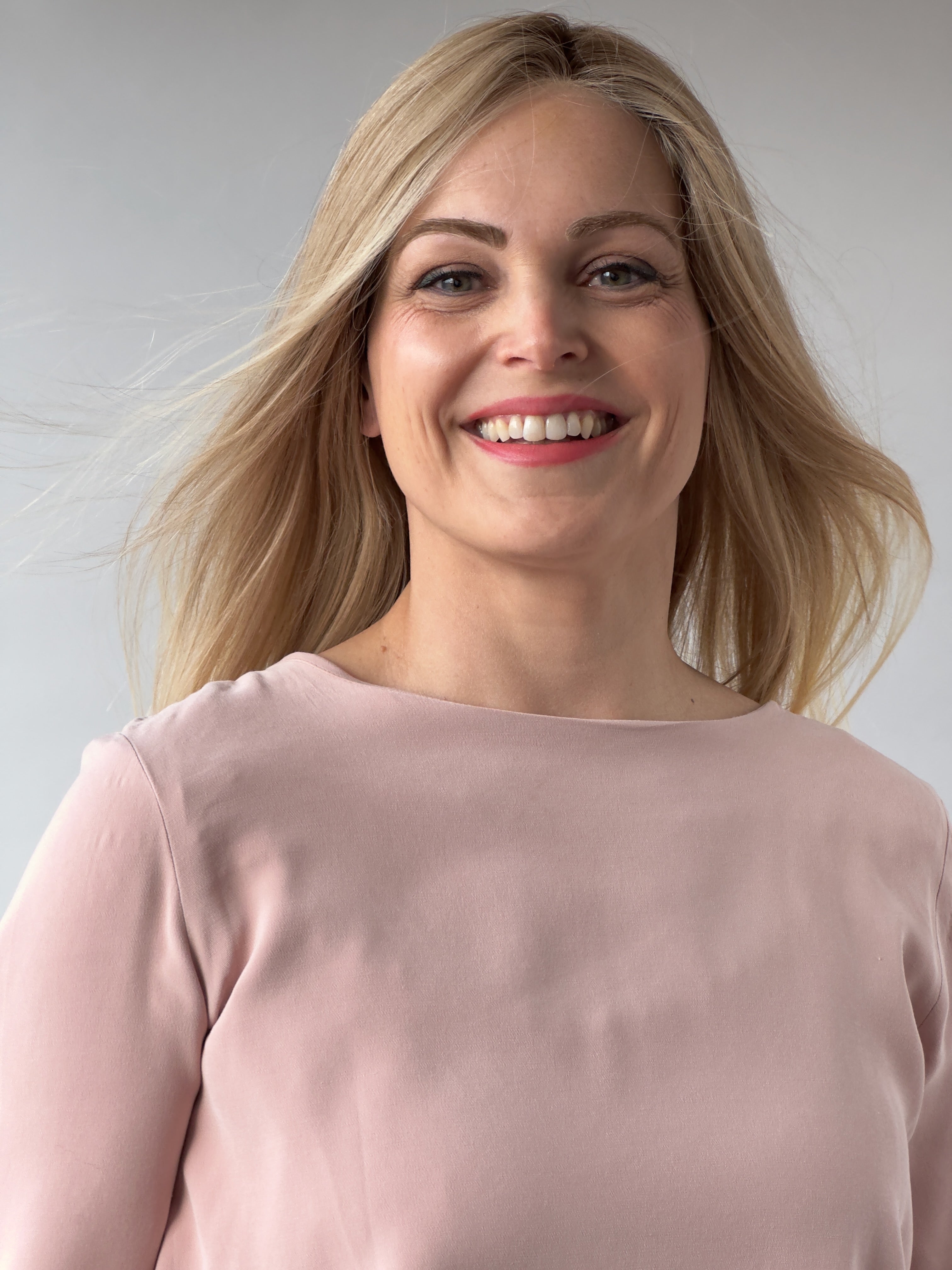 Sienna: leichter, luftiger Langhaarschnitt – NUUDA Sienna: leichter, luftiger Langhaarschnitt – NUUDA